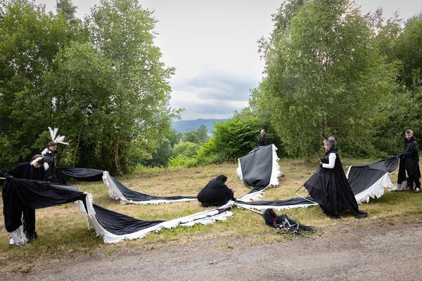 Festival der Regionen 2023: Performance "An meinen Haaren möcht' ich sterben" @ Eröffnung fdr23 (Horní Dvořiště, 23.6.2023) Foto: eSeL.at - Lorenz Seidler Foto: eSeL Lorenz Seidler