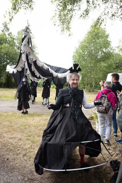 Festival der Regionen 2023: Performance "An meinen Haaren möcht' ich sterben" @ Eröffnung fdr23 (Horní Dvořiště, 23.6.2023) Foto: eSeL.at - Lorenz Seidler Foto: eSeL Lorenz Seidler