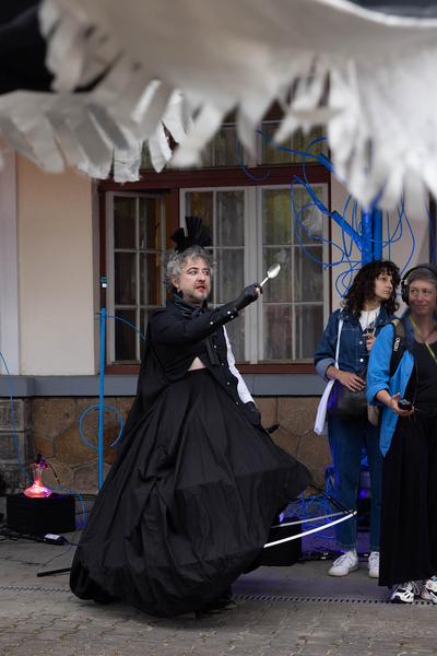 Festival der Regionen 2023: Performance "An meinen Haaren möcht' ich sterben" @ Eröffnung fdr23 (Horní Dvořiště, 23.6.2023) Foto: eSeL.at - Lorenz Seidler Foto: eSeL Lorenz Seidler