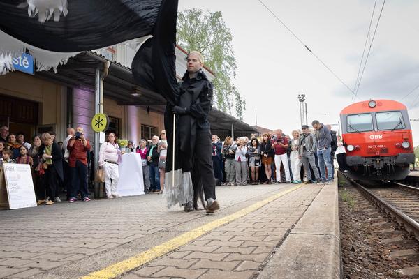 Festival der Regionen 2023: Performance "An meinen Haaren möcht' ich sterben" @ Eröffnung fdr23 (Horní Dvořiště, 23.6.2023) Foto: eSeL.at - Lorenz Seidler Foto: eSeL Lorenz Seidler