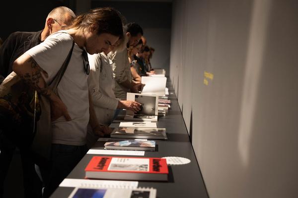 FOTO WIEN: Paris Photo–Aperture PhotoBook Awards (MQ Salon, 2.6.—20.8.2023) Foto: eSeL.at - Lorenz Seidler Foto: eSeL Lorenz Seidler