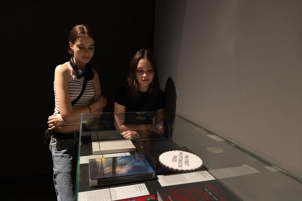 FOTO WIEN: Paris Photo–Aperture PhotoBook Awards (MQ Salon, 2.6.—20.8.2023) Foto: eSeL.at - Lorenz Seidler Foto: eSeL Lorenz Seidler