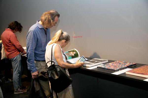 FOTO WIEN: Paris Photo – Aperture PhotoBook Awards (MQ Salon, 2.6.—20.8.2023) Foto:  eSeL.at - Diva Shukoor Foto: eSeL.at - Diva Shukoor