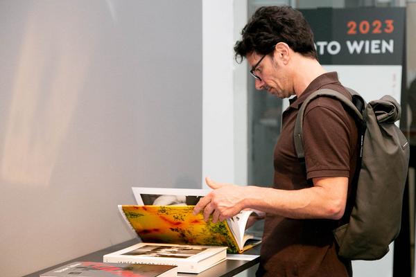 FOTO WIEN: Paris Photo – Aperture PhotoBook Awards (MQ Salon, 2.6.—20.8.2023) Foto:  eSeL.at - Diva Shukoor Foto: eSeL.at - Diva Shukoor