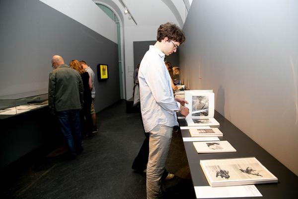 FOTO WIEN: Paris Photo – Aperture PhotoBook Awards (MQ Salon, 2.6.—20.8.2023) Foto:  eSeL.at - Diva Shukoor Foto: eSeL.at - Diva Shukoor