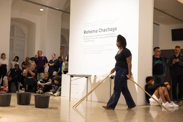 Kunstraum Niederösterreich: H13 Performance Award 2023 - Rehema Chachage (1.9.2023) Foto: eSeL.at - Lorenz Seidler Foto: eSeL Lorenz Seidler
