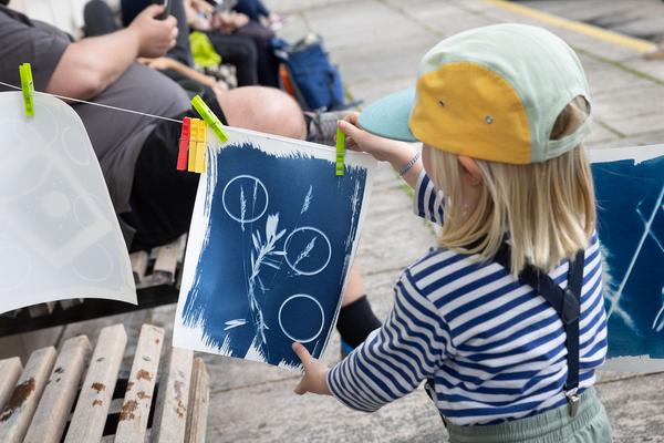 MuseumsQuartier Wien: Das Blaue Experiment. Cyanotypie Workshop @ KinderKulturParcours 2023 (6.5.2023) Foto: eSeL.at - Lorenz Seidler Foto: eSeL Lorenz Seidler