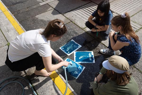 MuseumsQuartier Wien: Das Blaue Experiment. Cyanotypie Workshop @ KinderKulturParcours 2023 (6.5.2023) Foto: eSeL.at - Lorenz Seidler Foto: eSeL Lorenz Seidler