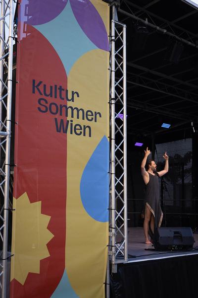 Kultursommer Wien: A summer bears night (Schrödingerplatz, 15.7.2023) Foto: eSeL.at - Lorenz Seidler Foto: eSeL Lorenz Seidler