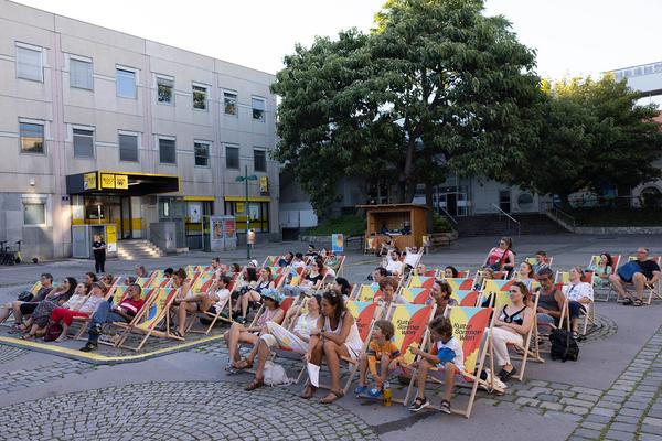 Kultursommer Wien: A summer bears night (Schrödingerplatz, 15.7.2023) Foto: eSeL.at - Lorenz Seidler Foto: eSeL Lorenz Seidler