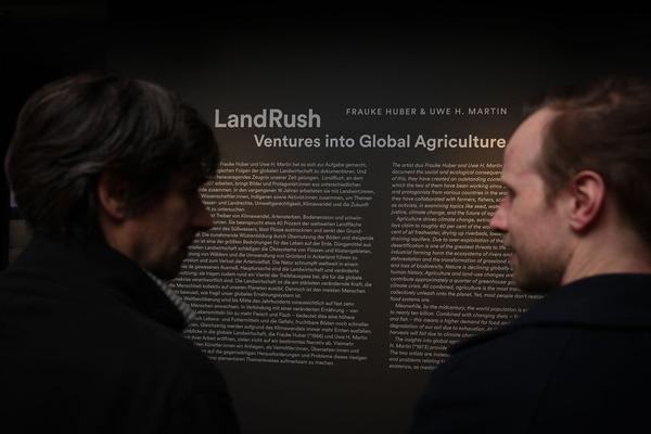 MQ Freiraum: "LandRush. Ventures into Global Agriculture" Frauke Huber & Uwe H. Martin (22.2. - 7.5.2023) Foto: eSeL Lorenz Seidler