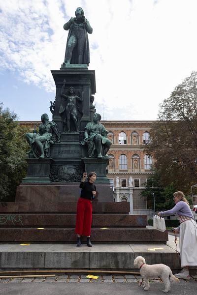 Akademie der Bildenden Künste Wien / Schillerplatz: Platz nehmen #1 "Schiller Killer – Töte Goethe" (12.10.2023) Foto: eSeL.at - Lorenz Seidler Foto: eSeL Lorenz Seidler