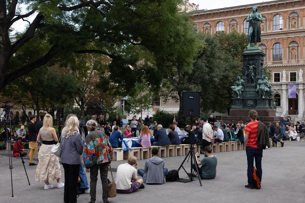 Akademie der Bildenden Künste Wien / Schillerplatz: Platz nehmen #1 "Schiller Killer – Töte Goethe" (12.10.2023) Foto: eSeL.at - Lorenz Seidler Foto: eSeL Lorenz Seidler