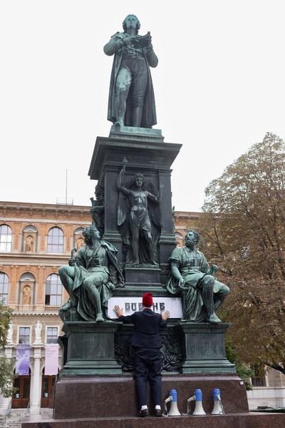 Akademie der Bildenden Künste Wien / Schillerplatz: Platz nehmen #1 "Schiller Killer – Töte Goethe" (12.10.2023) Foto: eSeL.at - Lorenz Seidler Foto: eSeL Lorenz Seidler