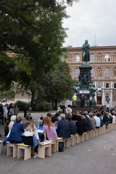 Akademie der Bildenden Künste Wien / Schillerplatz: Platz nehmen #1 "Schiller Killer – Töte Goethe" (12.10.2023) Foto: eSeL.at - Lorenz Seidler Foto: eSeL Lorenz Seidler