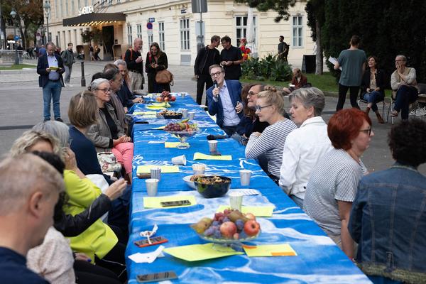 Akademie der Bildenden Künste Wien / Schillerplatz: Platz nehmen #1 "Schiller Killer – Töte Goethe" (12.10.2023) Foto: eSeL.at - Lorenz Seidler Foto: eSeL Lorenz Seidler