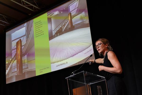 MuseumsQuartier Wien / BMEIA: Keynote Franziska Nori (Frankfurter Kunstverein) @ Salon Zukunftskultur "Die Kunst der Regeneration" (Arena 21, 5.9.2023) Foto: eSeL.at - Lorenz Seidler Foto: eSeL Lorenz Seidler
