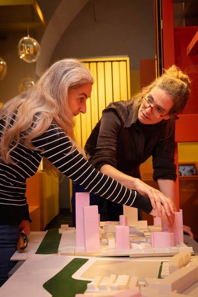 VIENNA ART WEEK 2023: „AzW Sammlung für alle" - Führung für blinde und sehbehinderte Menschen (13.11.2023) Foto: eSeL.at - Lorenz Seidler Foto: eSeL Lorenz Seidler