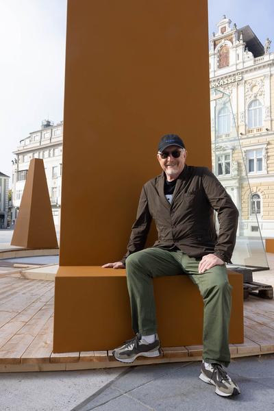 Tangente St. Pölten: Christian Philipp Müller "Ein Bad für Florian" (Domplatz St. Pölten, Pressekonferenz 29.9.2023) Foto: eSeL.at - Lorenz Seidler Foto: eSeL Lorenz Seidler