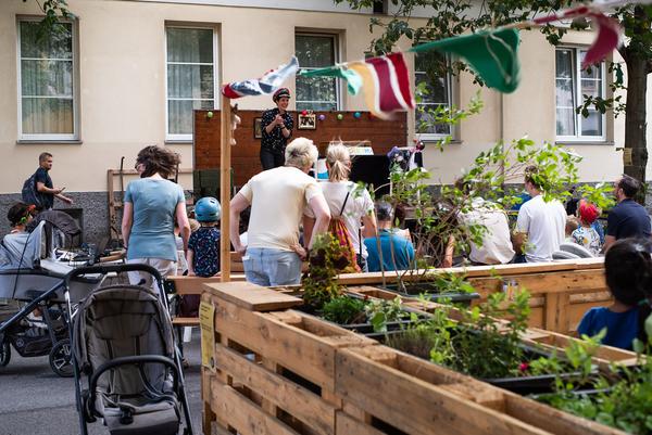 Theater-Wagen: „Mit Ruck & Sack geht’s Huck & Pack“ mit Tanja Ghetta (Sommeroase Hasnerstraße, 02.08.2023) Foto: eSeL.at - Christian Tietge