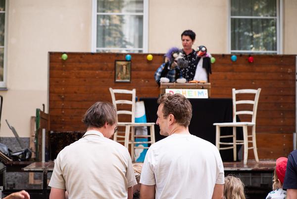 Theater-Wagen: „Mit Ruck & Sack geht’s Huck & Pack“ mit Tanja Ghetta (Sommeroase Hasnerstraße, 02.08.2023) Foto: eSeL.at - Christian Tietge