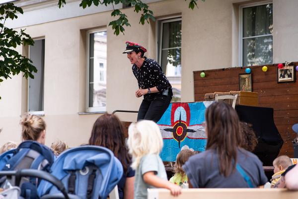 Theater-Wagen: „Mit Ruck & Sack geht’s Huck & Pack“ mit Tanja Ghetta (Sommeroase Hasnerstraße, 02.08.2023) Foto: eSeL.at - Christian Tietge