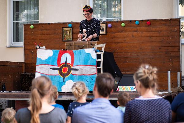 Theater-Wagen: „Mit Ruck & Sack geht’s Huck & Pack“ mit Tanja Ghetta (Sommeroase Hasnerstraße, 02.08.2023) Foto: eSeL.at - Christian Tietge