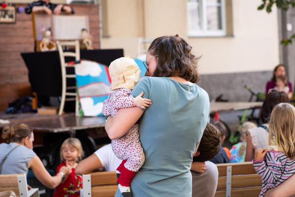 Theater-Wagen: „Mit Ruck & Sack geht’s Huck & Pack“ mit Tanja Ghetta (Sommeroase Hasnerstraße, 02.08.2023) Foto: eSeL.at - Christian Tietge