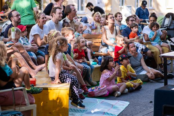 Theater-Wagen: „Mit Ruck & Sack geht’s Huck & Pack“ mit Tanja Ghetta (Sommeroase Hasnerstraße, 02.08.2023) Foto: eSeL.at - Christian Tietge