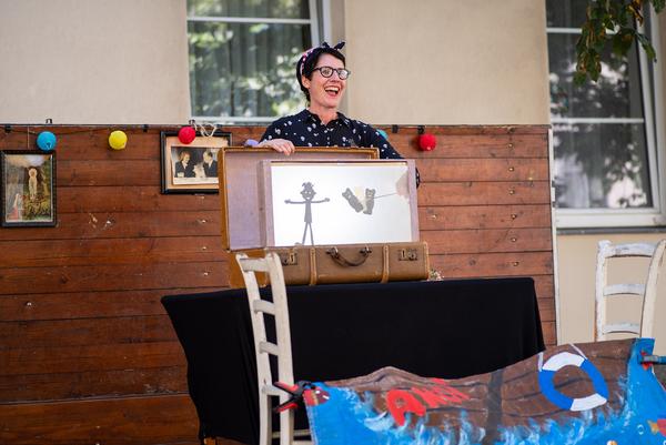 Theater-Wagen: „Mit Ruck & Sack geht’s Huck & Pack“ mit Tanja Ghetta (Sommeroase Hasnerstraße, 02.08.2023) Foto: eSeL.at - Christian Tietge