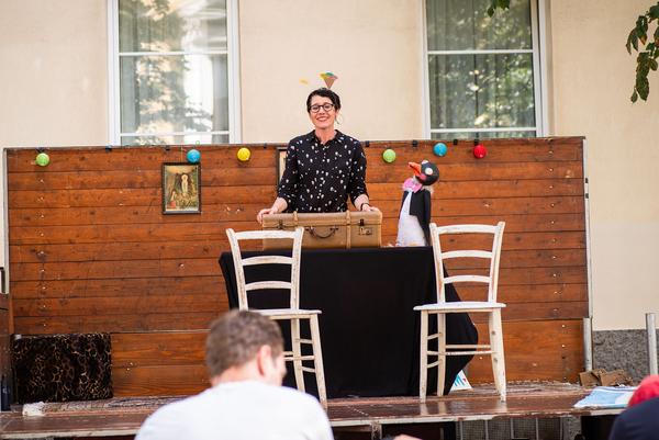 Theater-Wagen: „Mit Ruck & Sack geht’s Huck & Pack“ mit Tanja Ghetta (Sommeroase Hasnerstraße, 02.08.2023) Foto: eSeL.at - Christian Tietge