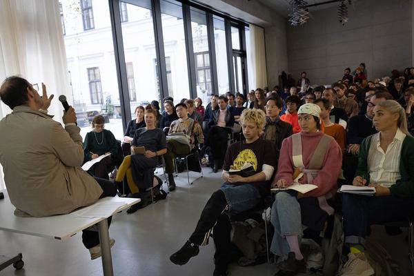 VIENNA ART WEEK 2023: Lecture Tino Sehgal (Universität für angewandte Kunst, 14.11.2023) Foto: eSeL.at - Lorenz Seidler Foto: eSeL Lorenz Seidler