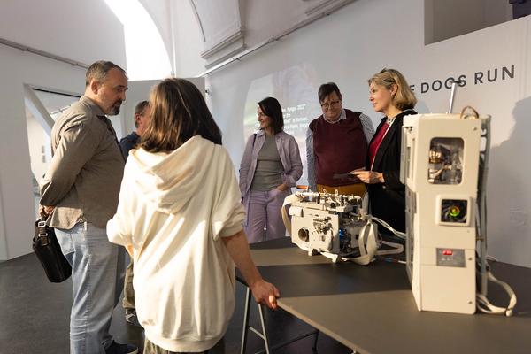 MQ Pop-Up Schauraum: Where Dogs Run. "Kerosine Chronicles" & "Fungus & Collector" (MQ Schauräume, 17.5. - 16.6.2023) Foto: eSeL.at - Lorenz Seidler Foto: eSeL Lorenz Seidler
