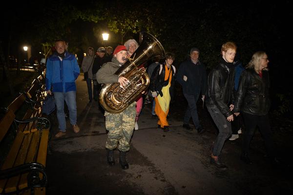 Wien Modern: Eröffnung - Maria Gstättner "Fanfare allez ensemble für zwei Blasorchester, Punkband, Pop-Duo, Bläserensemble, Drumline, E-Gitarre, Sythesizer, Solo-Bassposaune und lichtbasierte künstlerische Intervention" (31.10.2012) Foto: eSeL.at - Lorenz Seidler Foto: eSeL Lorenz Seidler