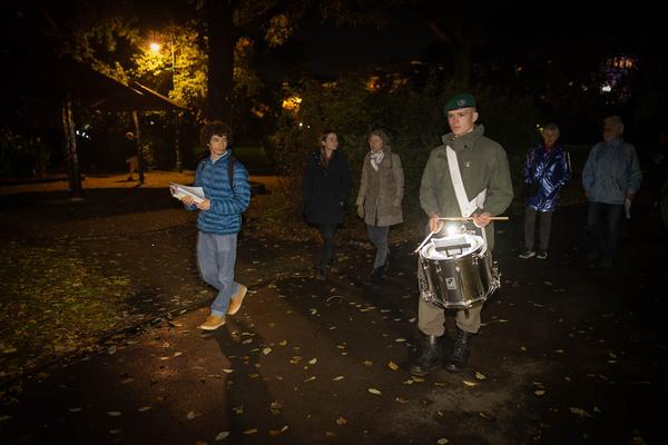 Wien Modern: Eröffnung - Maria Gstättner "Fanfare allez ensemble für zwei Blasorchester, Punkband, Pop-Duo, Bläserensemble, Drumline, E-Gitarre, Sythesizer, Solo-Bassposaune und lichtbasierte künstlerische Intervention" (31.10.2012) Foto: eSeL.at - Lorenz Seidler Foto: eSeL Lorenz Seidler