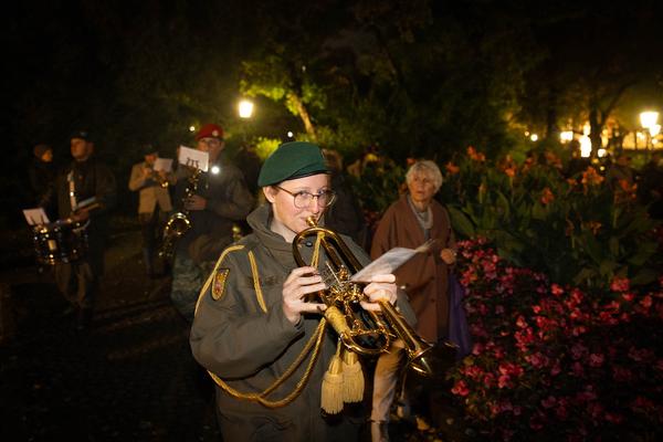Wien Modern: Eröffnung - Maria Gstättner "Fanfare allez ensemble für zwei Blasorchester, Punkband, Pop-Duo, Bläserensemble, Drumline, E-Gitarre, Sythesizer, Solo-Bassposaune und lichtbasierte künstlerische Intervention" (31.10.2012) Foto: eSeL.at - Lorenz Seidler Foto: eSeL Lorenz Seidler