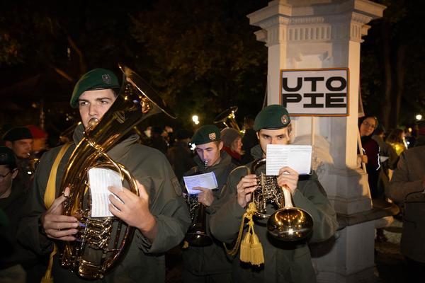 Wien Modern: Eröffnung - Maria Gstättner "Fanfare allez ensemble für zwei Blasorchester, Punkband, Pop-Duo, Bläserensemble, Drumline, E-Gitarre, Sythesizer, Solo-Bassposaune und lichtbasierte künstlerische Intervention" (31.10.2012) Foto: eSeL.at - Lorenz Seidler Foto: eSeL Lorenz Seidler