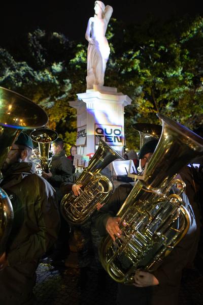 Wien Modern: Eröffnung - Maria Gstättner "Fanfare allez ensemble für zwei Blasorchester, Punkband, Pop-Duo, Bläserensemble, Drumline, E-Gitarre, Sythesizer, Solo-Bassposaune und lichtbasierte künstlerische Intervention" (31.10.2012) Foto: eSeL.at - Lorenz Seidler Foto: eSeL Lorenz Seidler