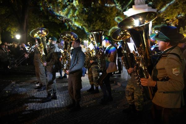 Wien Modern: Eröffnung - Maria Gstättner "Fanfare allez ensemble für zwei Blasorchester, Punkband, Pop-Duo, Bläserensemble, Drumline, E-Gitarre, Sythesizer, Solo-Bassposaune und lichtbasierte künstlerische Intervention" (31.10.2012) Foto: eSeL.at - Lorenz Seidler Foto: eSeL Lorenz Seidler