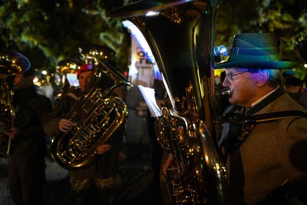 Wien Modern: Eröffnung - Maria Gstättner "Fanfare allez ensemble für zwei Blasorchester, Punkband, Pop-Duo, Bläserensemble, Drumline, E-Gitarre, Sythesizer, Solo-Bassposaune und lichtbasierte künstlerische Intervention" (31.10.2012) Foto: eSeL.at - Lorenz Seidler Foto: eSeL Lorenz Seidler