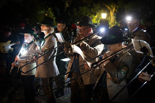 Wien Modern: Eröffnung - Maria Gstättner "Fanfare allez ensemble für zwei Blasorchester, Punkband, Pop-Duo, Bläserensemble, Drumline, E-Gitarre, Sythesizer, Solo-Bassposaune und lichtbasierte künstlerische Intervention" (31.10.2012) Foto: eSeL.at - Lorenz Seidler Foto: eSeL Lorenz Seidler