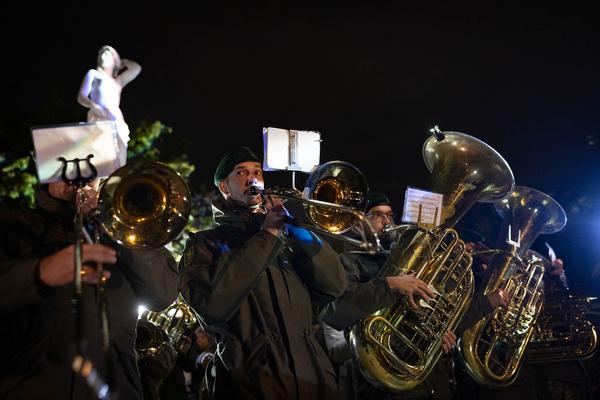 Wien Modern: Eröffnung - Maria Gstättner "Fanfare allez ensemble für zwei Blasorchester, Punkband, Pop-Duo, Bläserensemble, Drumline, E-Gitarre, Sythesizer, Solo-Bassposaune und lichtbasierte künstlerische Intervention" (31.10.2012) Foto: eSeL.at - Lorenz Seidler Foto: eSeL Lorenz Seidler