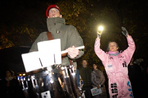 Wien Modern: Eröffnung - Maria Gstättner "Fanfare allez ensemble für zwei Blasorchester, Punkband, Pop-Duo, Bläserensemble, Drumline, E-Gitarre, Sythesizer, Solo-Bassposaune und lichtbasierte künstlerische Intervention" (31.10.2012) Foto: eSeL.at - Lorenz Seidler Foto: eSeL Lorenz Seidler