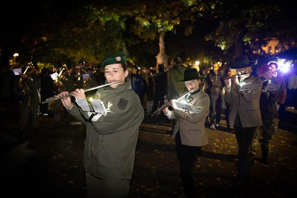 Wien Modern: Eröffnung - Maria Gstättner "Fanfare allez ensemble für zwei Blasorchester, Punkband, Pop-Duo, Bläserensemble, Drumline, E-Gitarre, Sythesizer, Solo-Bassposaune und lichtbasierte künstlerische Intervention" (31.10.2012) Foto: eSeL.at - Lorenz Seidler Foto: eSeL Lorenz Seidler