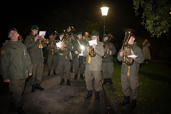 Wien Modern: Eröffnung - Maria Gstättner "Fanfare allez ensemble für zwei Blasorchester, Punkband, Pop-Duo, Bläserensemble, Drumline, E-Gitarre, Sythesizer, Solo-Bassposaune und lichtbasierte künstlerische Intervention" (31.10.2012) Foto: eSeL.at - Lorenz Seidler Foto: eSeL Lorenz Seidler