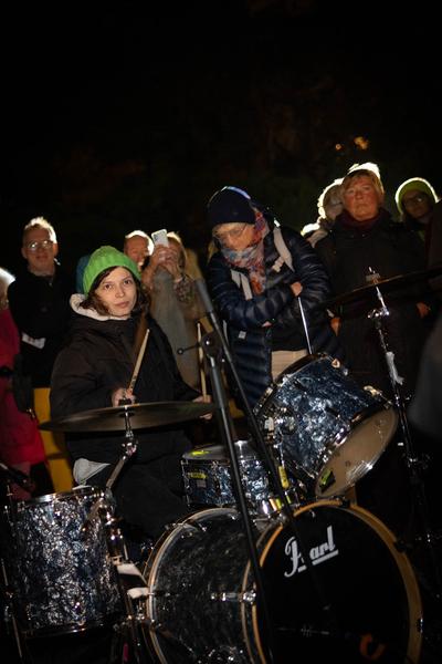 Wien Modern: Eröffnung - Maria Gstättner "Fanfare allez ensemble für zwei Blasorchester, Punkband, Pop-Duo, Bläserensemble, Drumline, E-Gitarre, Sythesizer, Solo-Bassposaune und lichtbasierte künstlerische Intervention" (31.10.2012) Foto: eSeL.at - Lorenz Seidler Foto: eSeL Lorenz Seidler