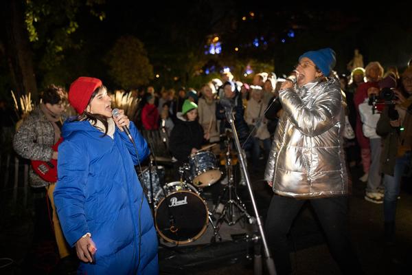 Wien Modern: Eröffnung - Maria Gstättner "Fanfare allez ensemble für zwei Blasorchester, Punkband, Pop-Duo, Bläserensemble, Drumline, E-Gitarre, Sythesizer, Solo-Bassposaune und lichtbasierte künstlerische Intervention" (31.10.2012) Foto: eSeL.at - Lorenz Seidler Foto: eSeL Lorenz Seidler