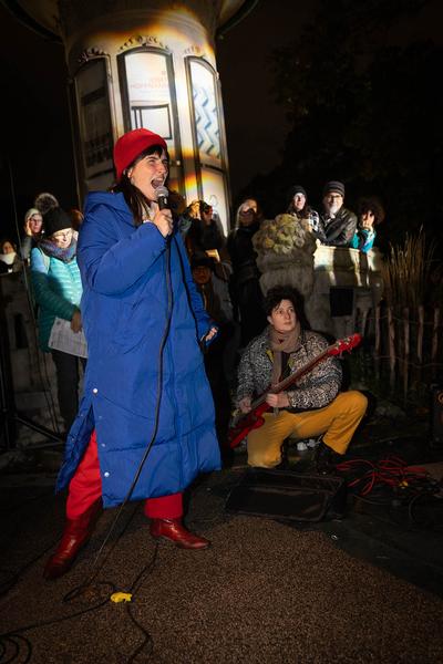 Wien Modern: Eröffnung - Maria Gstättner "Fanfare allez ensemble für zwei Blasorchester, Punkband, Pop-Duo, Bläserensemble, Drumline, E-Gitarre, Sythesizer, Solo-Bassposaune und lichtbasierte künstlerische Intervention" (31.10.2012) Foto: eSeL.at - Lorenz Seidler Foto: eSeL Lorenz Seidler