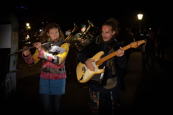 Wien Modern: Eröffnung - Maria Gstättner "Fanfare allez ensemble für zwei Blasorchester, Punkband, Pop-Duo, Bläserensemble, Drumline, E-Gitarre, Sythesizer, Solo-Bassposaune und lichtbasierte künstlerische Intervention" (31.10.2012) Foto: eSeL.at - Lorenz Seidler Foto: eSeL Lorenz Seidler