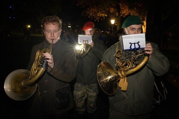 Wien Modern: Eröffnung - Maria Gstättner "Fanfare allez ensemble für zwei Blasorchester, Punkband, Pop-Duo, Bläserensemble, Drumline, E-Gitarre, Sythesizer, Solo-Bassposaune und lichtbasierte künstlerische Intervention" (31.10.2012) Foto: eSeL.at - Lorenz Seidler Foto: eSeL Lorenz Seidler
